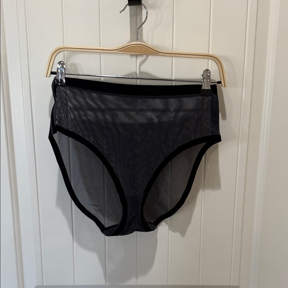 Seamless Eby Support Bra bundle (3 bras and 1 panty) - Picture 10 of 12